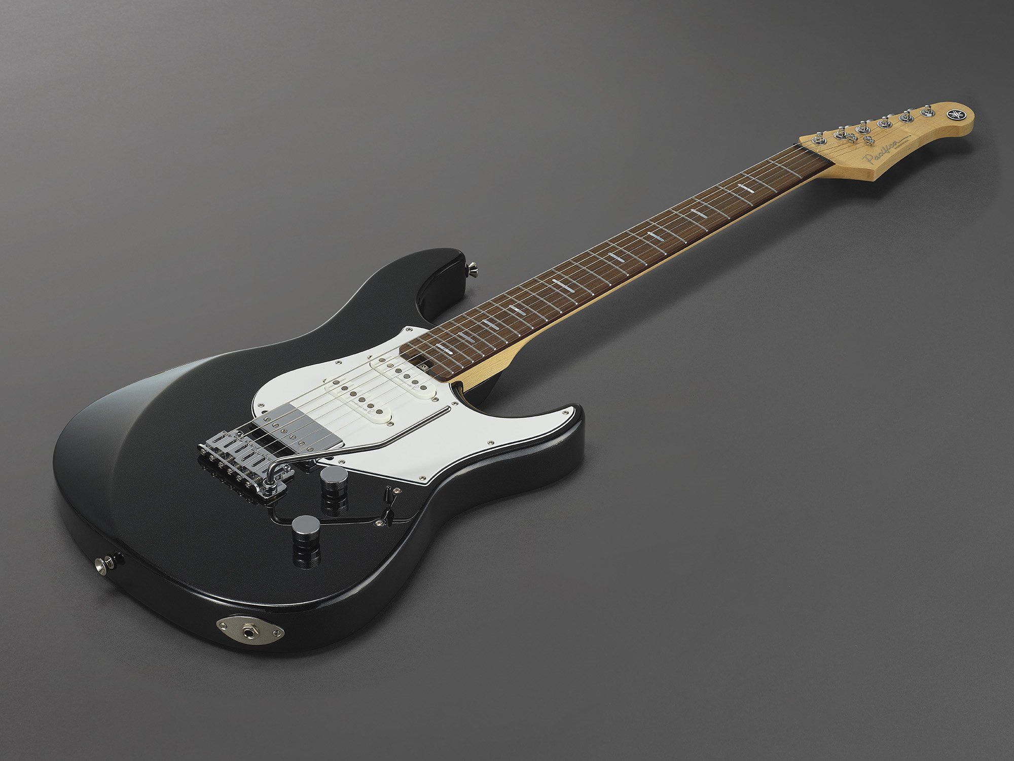 YamahaのPacifica Professionalは、日本製のフラッグシップモデルで、オリジナリティ溢れるサウンドメイキングと優れた演奏性を実現します。